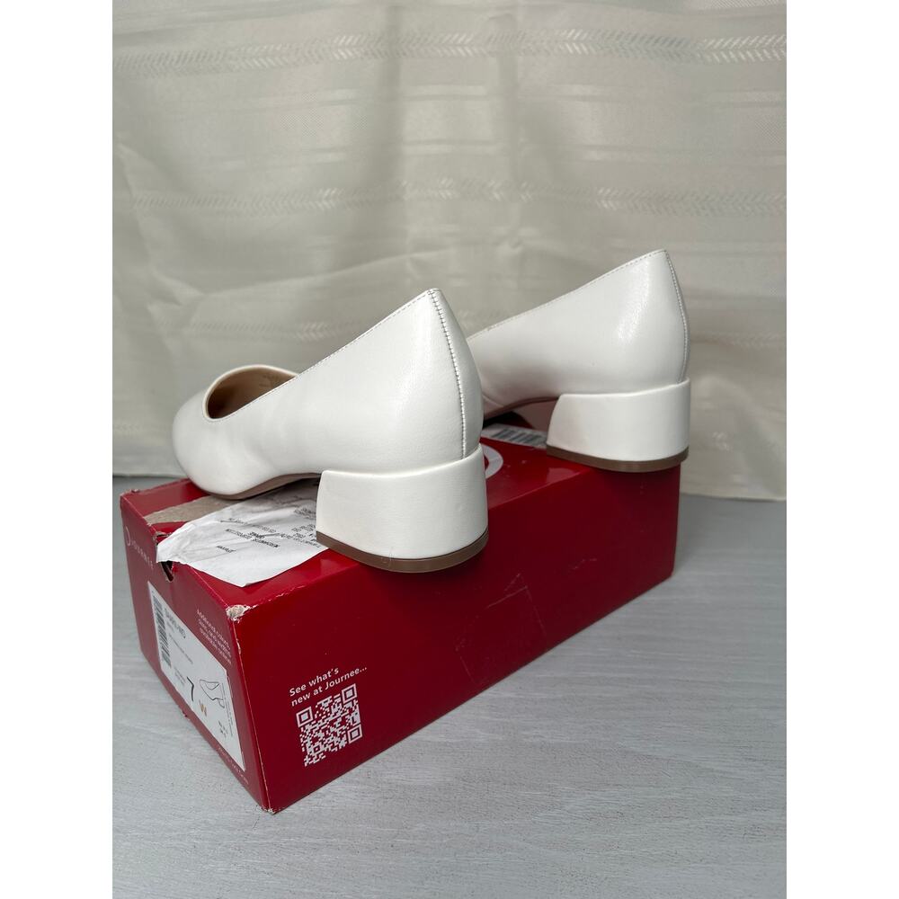 Journee Collection Saarii Round Toe Block Heel Pumps White Size 7 Wide - Picture 13 of 14